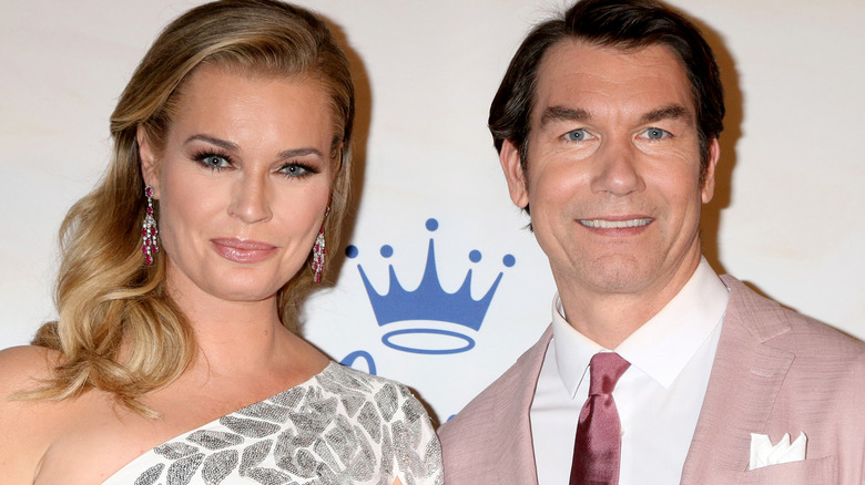 Rebecca Romijn and Jerry O'Connell smiling