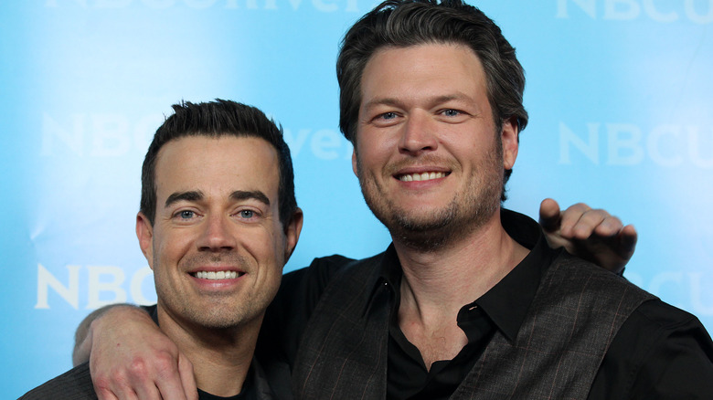 Carson Daly and Blake Shelton on the red carpet