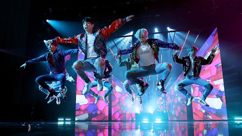 BTS performing "DNA" at AMA 2017