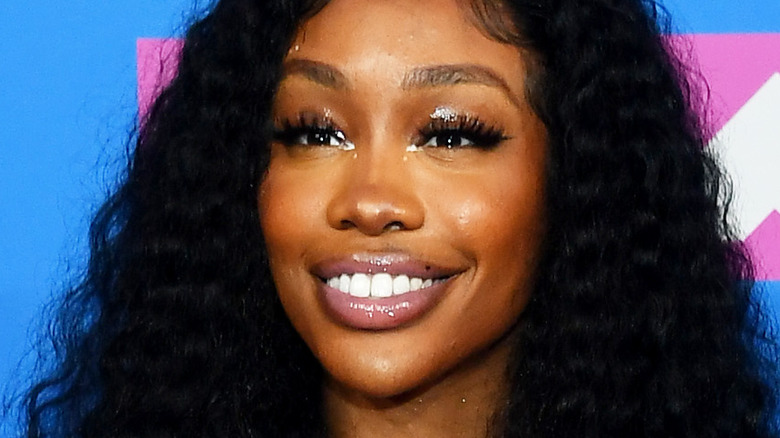 SZA wearing glitter