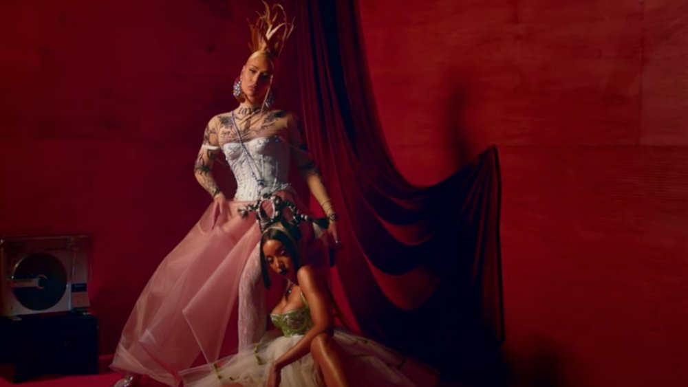 Iggy Azalea and Tinashe in the "Dance Like Nobody's Watching" lyric video