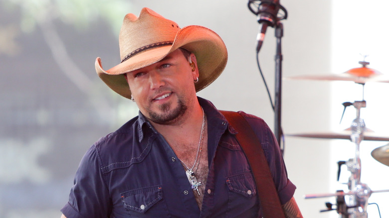 Jason Aldean performing on-stsge in 2015