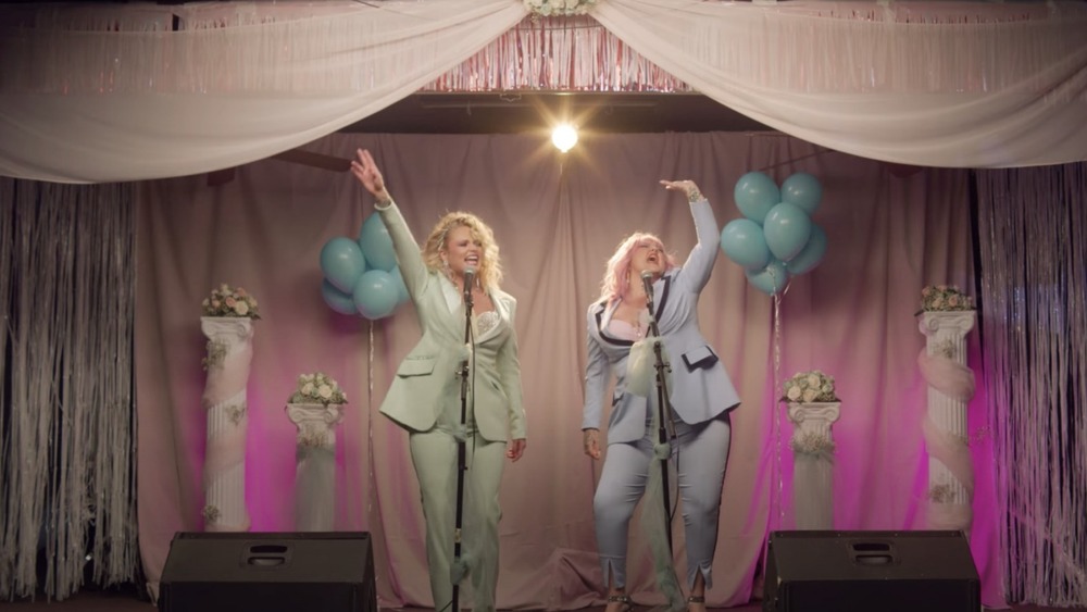 Miranda Lambert and Elle King singing in the music video for 'Drunk (And I Don't Wanna Go Home)'