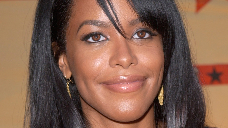 Aaliyah smiles on the red carpet