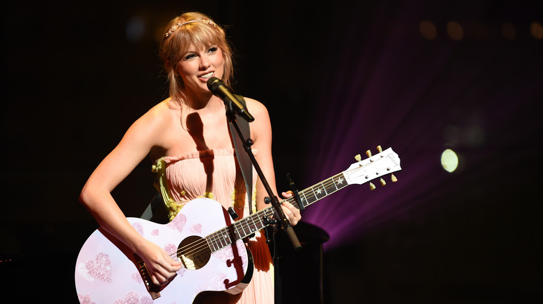 Taylor Swift performing