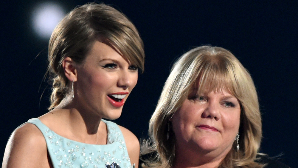 Taylor Swift and her mom, Andrea Swift on stage