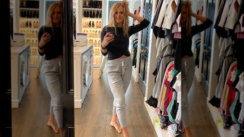 Carrie Underwood taking mirror selfie