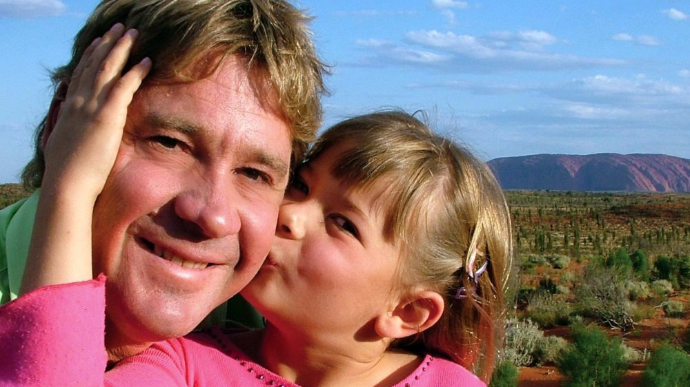 Steve Irwin poses with his daughter Bindi Irwin October 2, 2006 in Uluru, Australia