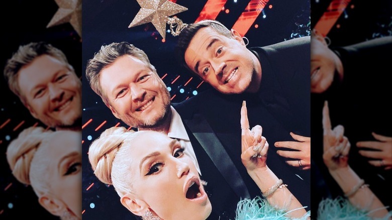 Blake Shelton, Gwen Stefani pointing at Carson Daly