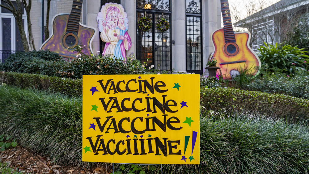 Fan decorates front yard to recognize Dolly Parton's coronavirus contribution