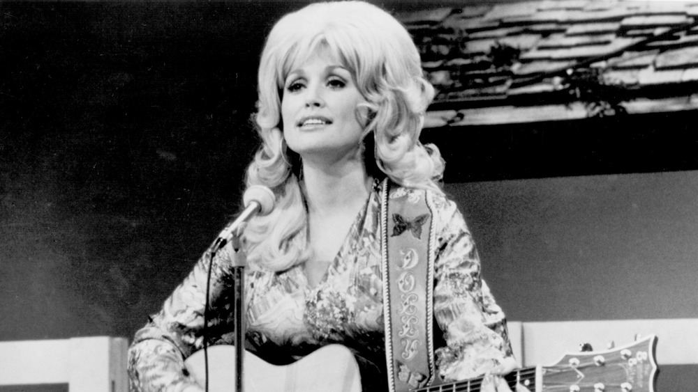 Young Dolly Parton with guitar