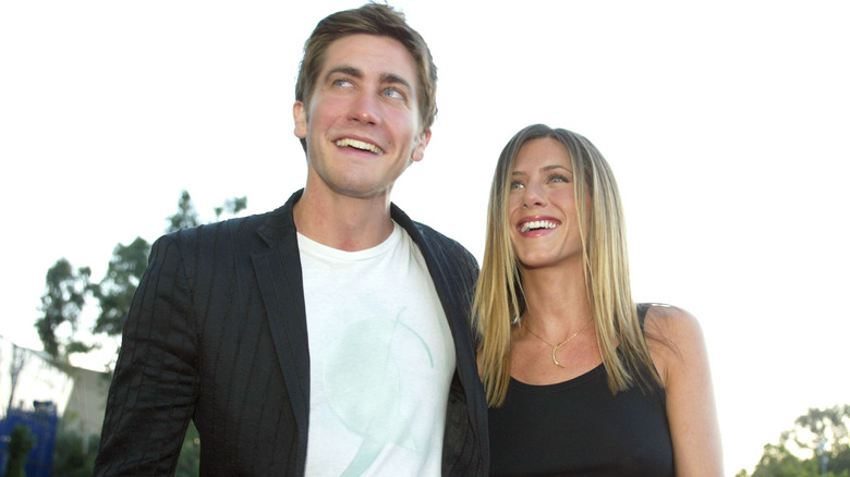 Jake Gyllenhaal and Jennifer Aniston posing