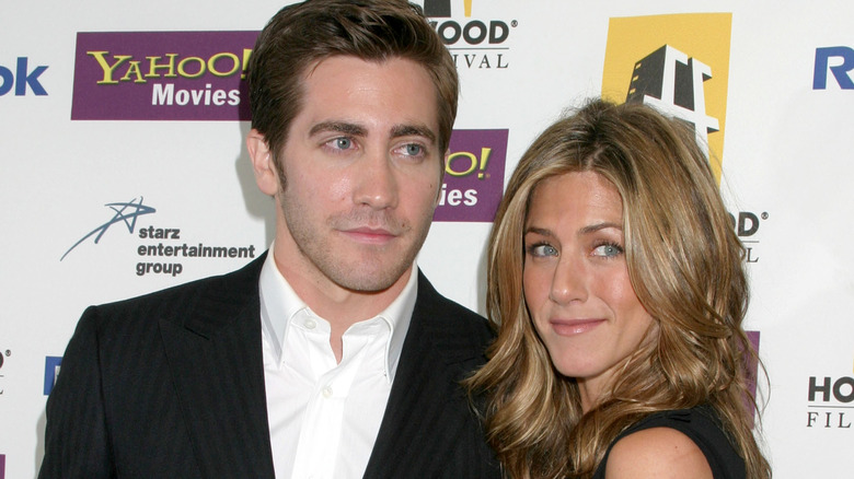 Jake Gyllenhaal and Jennifer Aniston posing