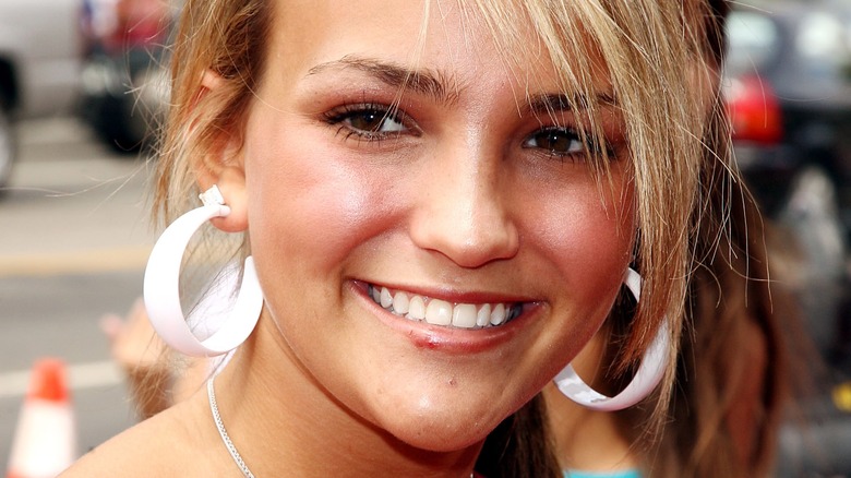 Jamie Lynn Spears wearing white earrings