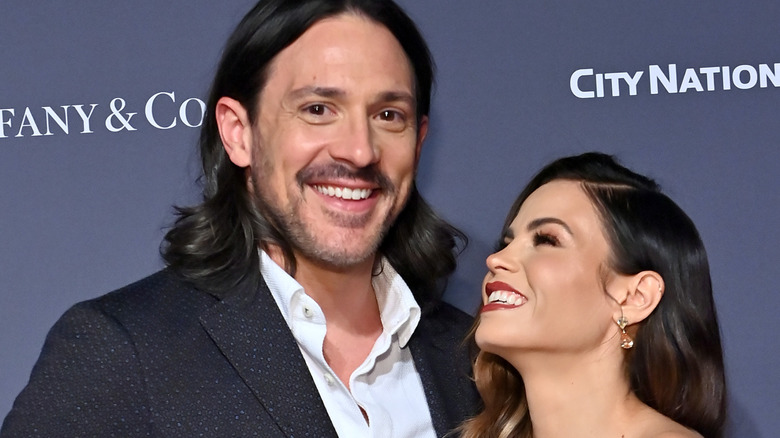 Jenna Dewan gazes up at Steve Kazee on the red carpet