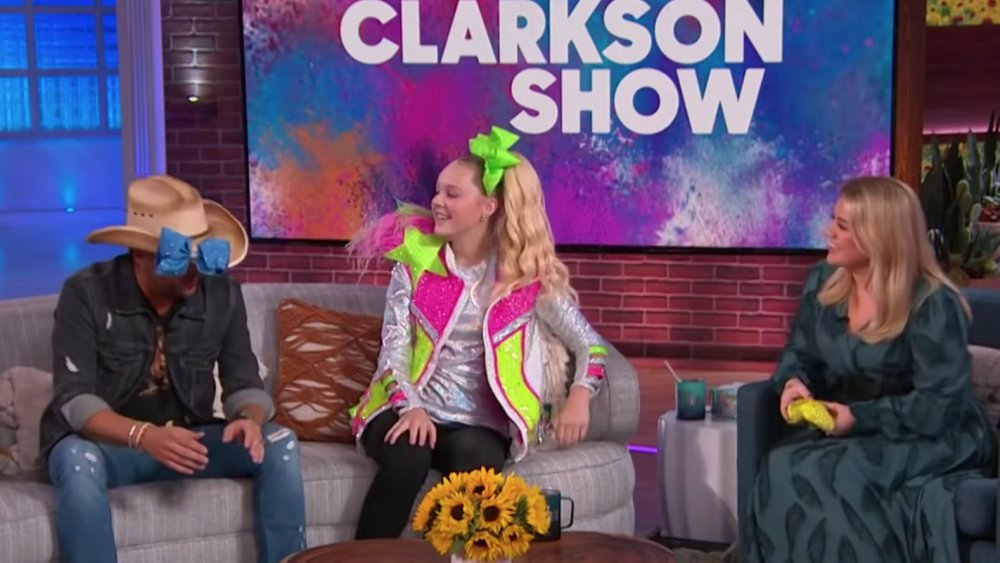 JoJo Siwa gave bows to Kelly Clarkson and Jason Aldean on The Kelly Clarkson Show