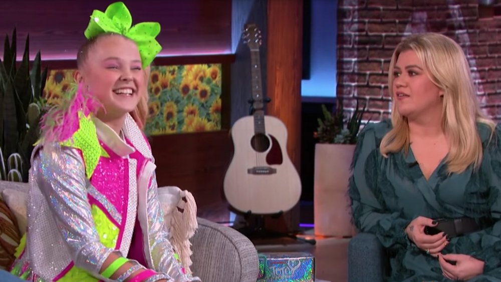 JoJo Siwa discusses her bows on The Kelly Clarkson Show.