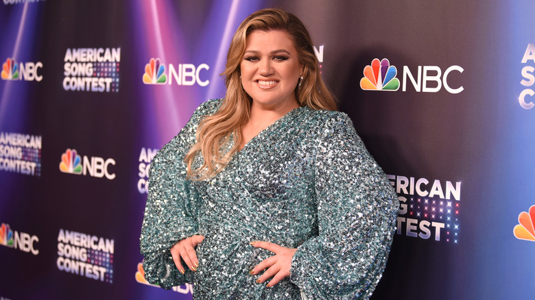 Kelly Clarkson at American Song Contest red carpet