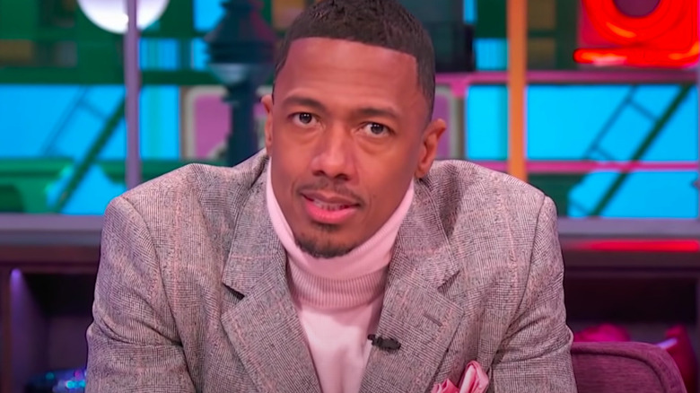 Nick Cannon apologizing on show