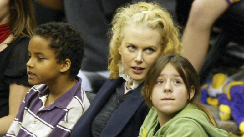 Connor Cruise, Nicole Kidman, and Isabella Cruise at 2004 LA Lakers game