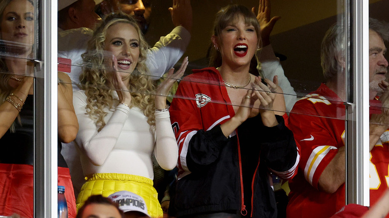 Brittany Mahomes, Taylor Swift clapping