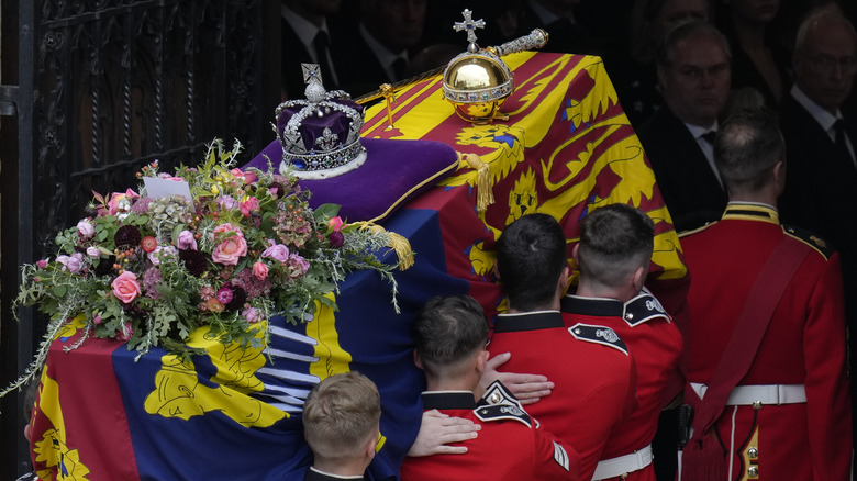 queen elizabeth coffin adornment