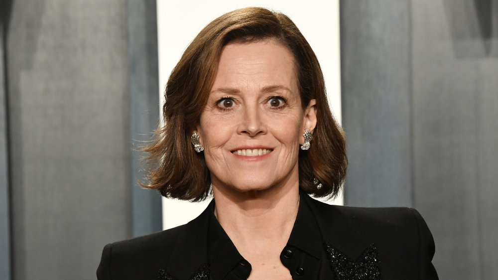  Sigourney Weaver attends the 2020 Vanity Fair Oscar Party hosted by Radhika Jones