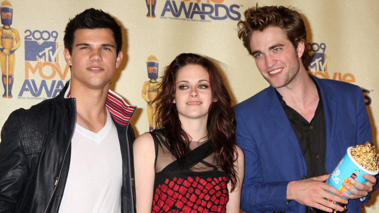 Taylor Lautner, Kristen Stewart and Robert Pattinson posing