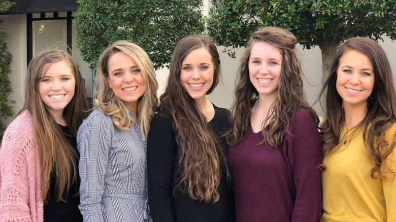 Joy Duggar, Jinger Vuolo, Jessa Duggar, Jill Duggar, Jana Duggar posing