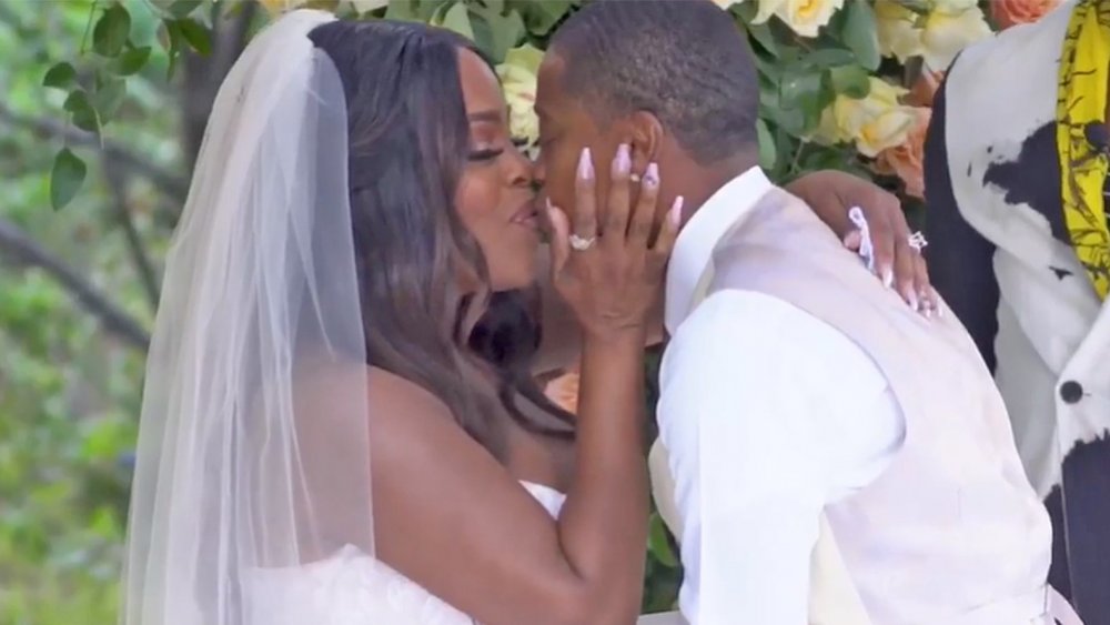 Niecy Nash and Jessica Betts kissing on their wedding day