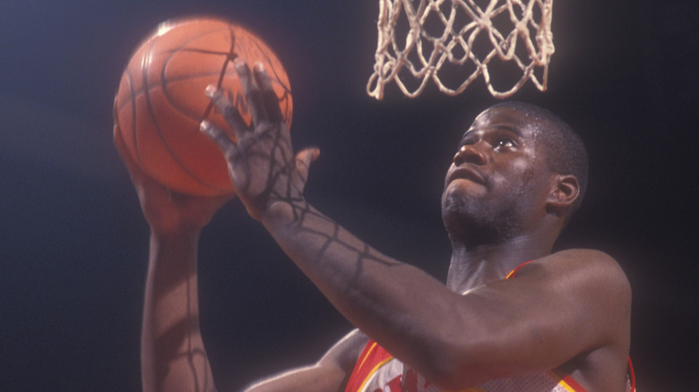 Chris Washburn playing basketball