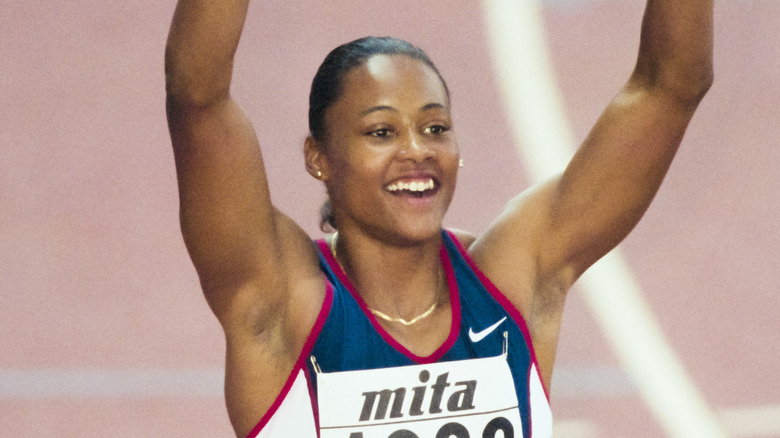 Marion Jones holding her arms up