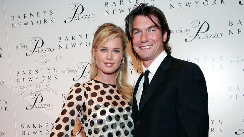 Rebecca Romijn and Jerry O'Connell smiling