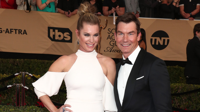 Rebecca Romijn and Jerry O'Connell posing