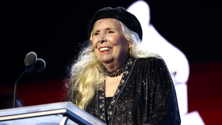 Joni Mitchell speaks at podium