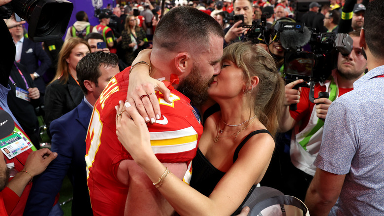 Travis Kelce, Taylor Swift kissing