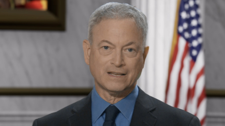 Gary Sinise in a suit and tie