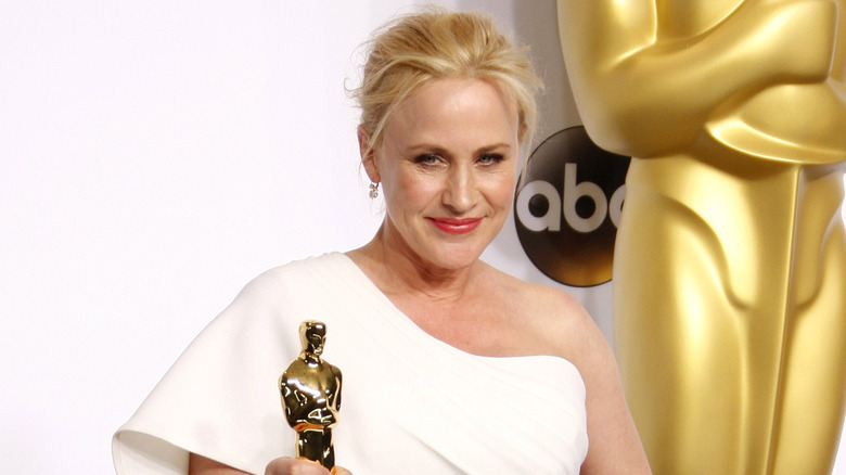 Patricia Arquette holding her Oscar