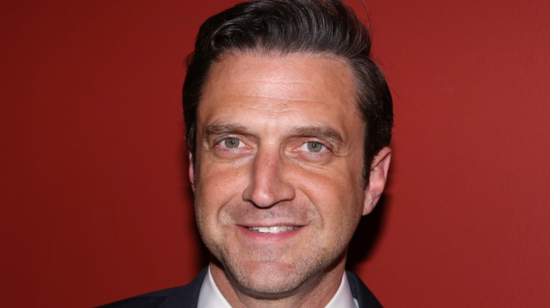 Raúl Esparza red background