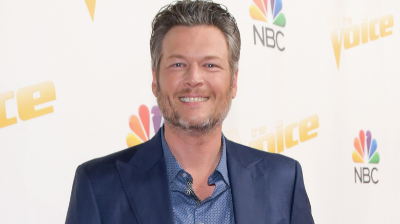 Blake Shelton smiling on red carpet for The Voice premiere