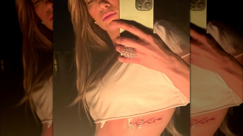 Jennifer Lopez shows off her tattoo