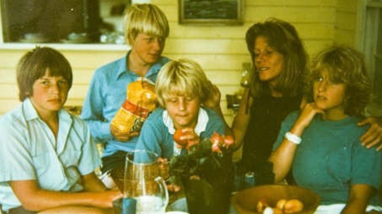 Boris Johnson and his family posing 