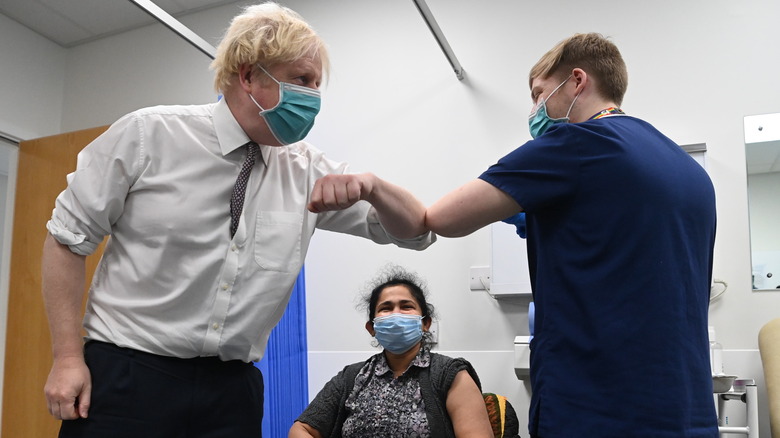 Boris Johnson posing with hospital staff