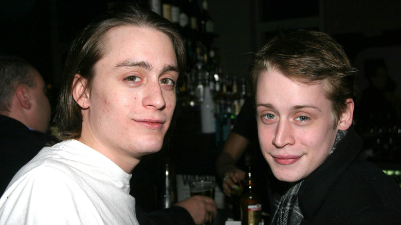 Kieran Culkin and Macaulay Culkin posing together