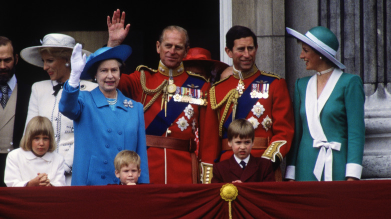 The royal family waving on the balcony