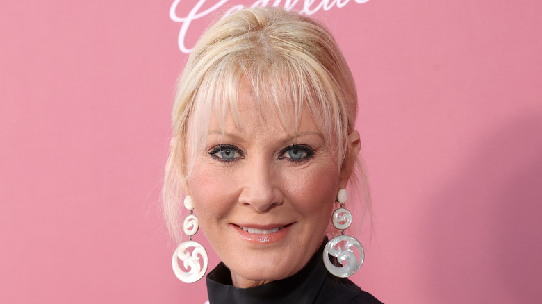 Sandra Lee smiles on a red carpet