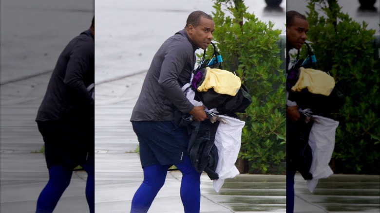 Duane Martin carrying laundry