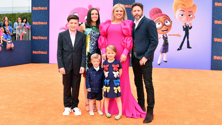 Kelly Clarkson and Brandon Blackstock posing with their children