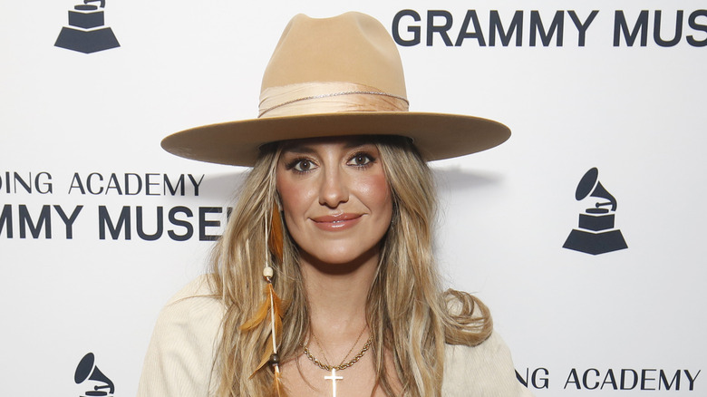 Lainey Wilson beige cowboy hat