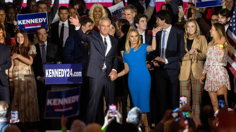 Cheryl Hines and Robert F. Kennedy, Jr. waving